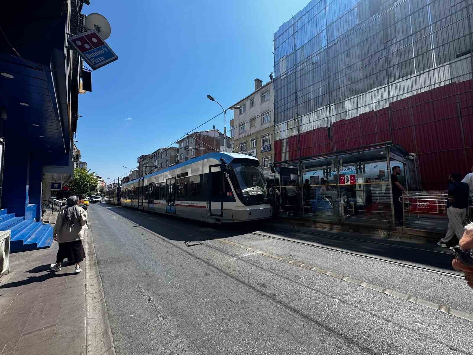 Çökme riskli bina nedeniyle durdurulan tramvay seferlerinde İBB, tramvayı bina önünde son durak yaptı
