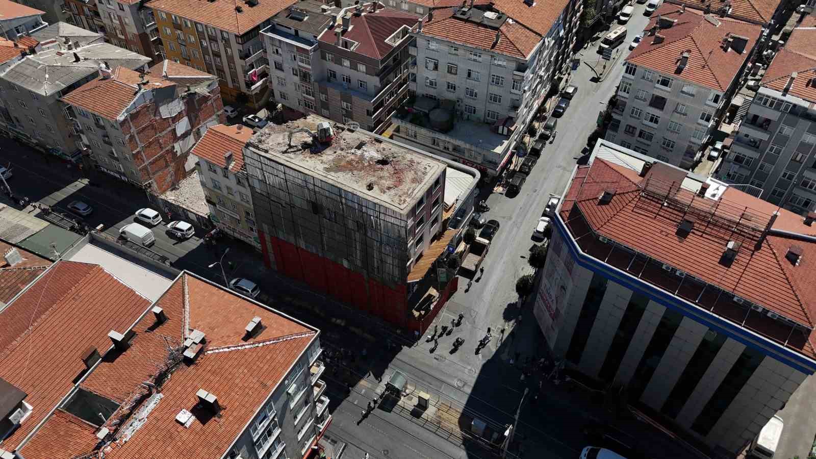 Çökme riskli bina nedeniyle durdurulan tramvay seferlerinde İBB, tramvayı bina önünde son durak yaptı
