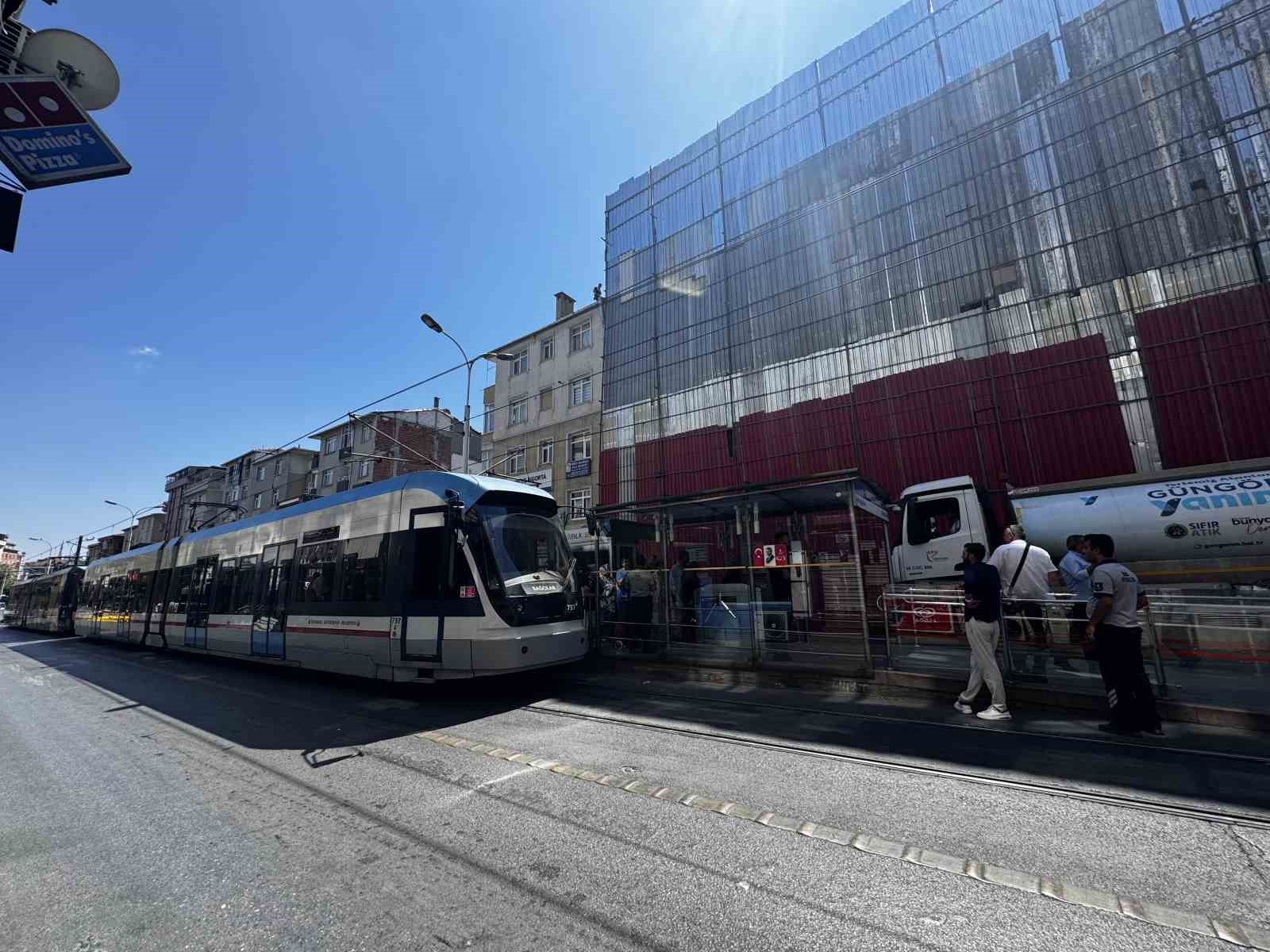 Çökme riskli bina nedeniyle durdurulan tramvay seferlerinde İBB, tramvayı bina önünde son durak yaptı
