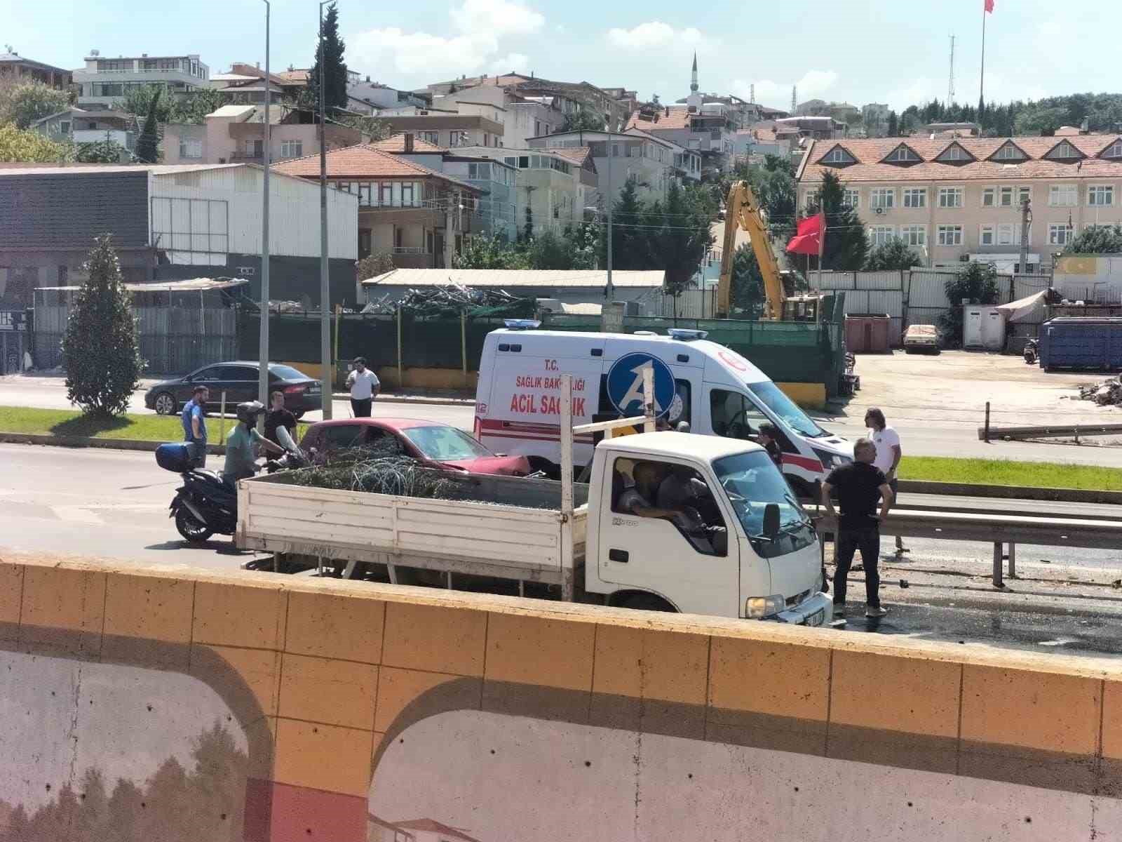 Yalova’da otomobil yol ayrımında bariyere çarptı: 1 yaralı
