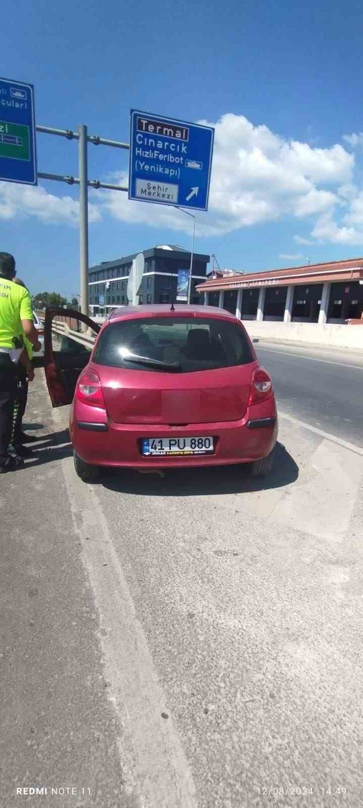 Yalova’da otomobil yol ayrımında bariyere çarptı: 1 yaralı
