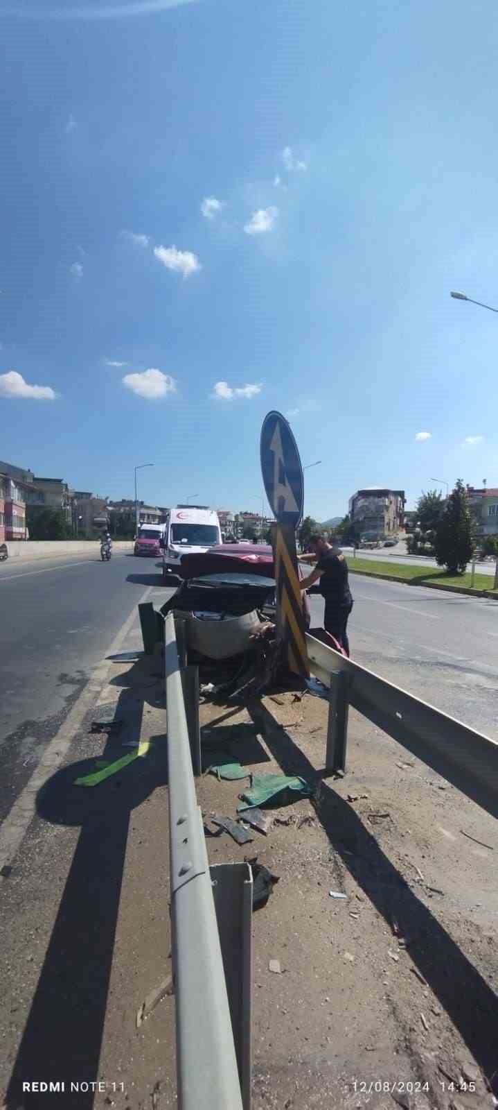 Yalova’da otomobil yol ayrımında bariyere çarptı: 1 yaralı
