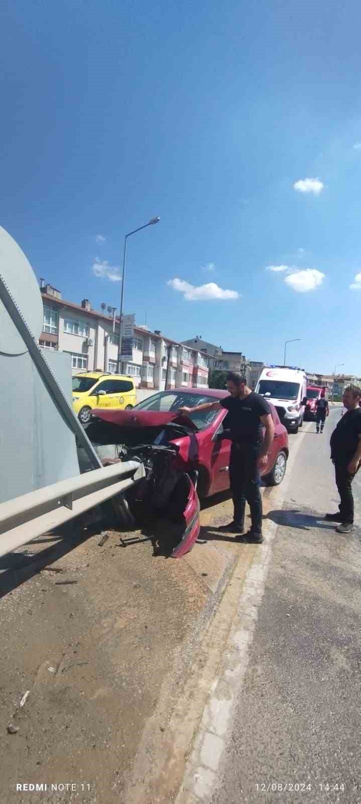 Yalova’da otomobil yol ayrımında bariyere çarptı: 1 yaralı
