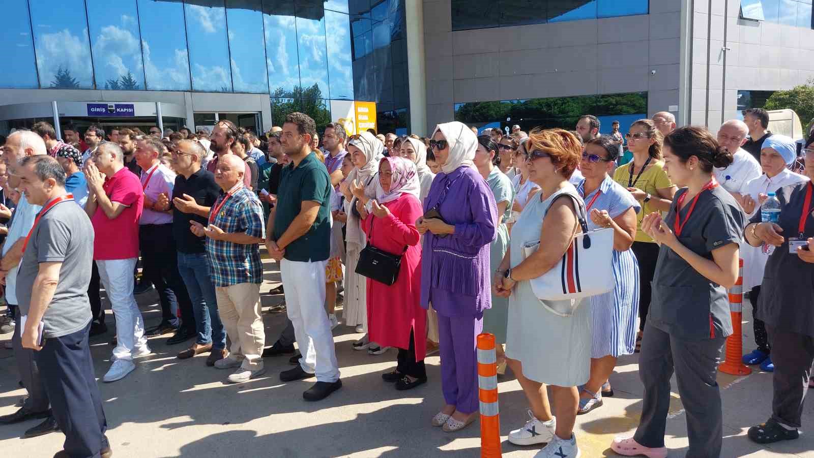 Samsun’da ölen doktor için hastane önünde tören
