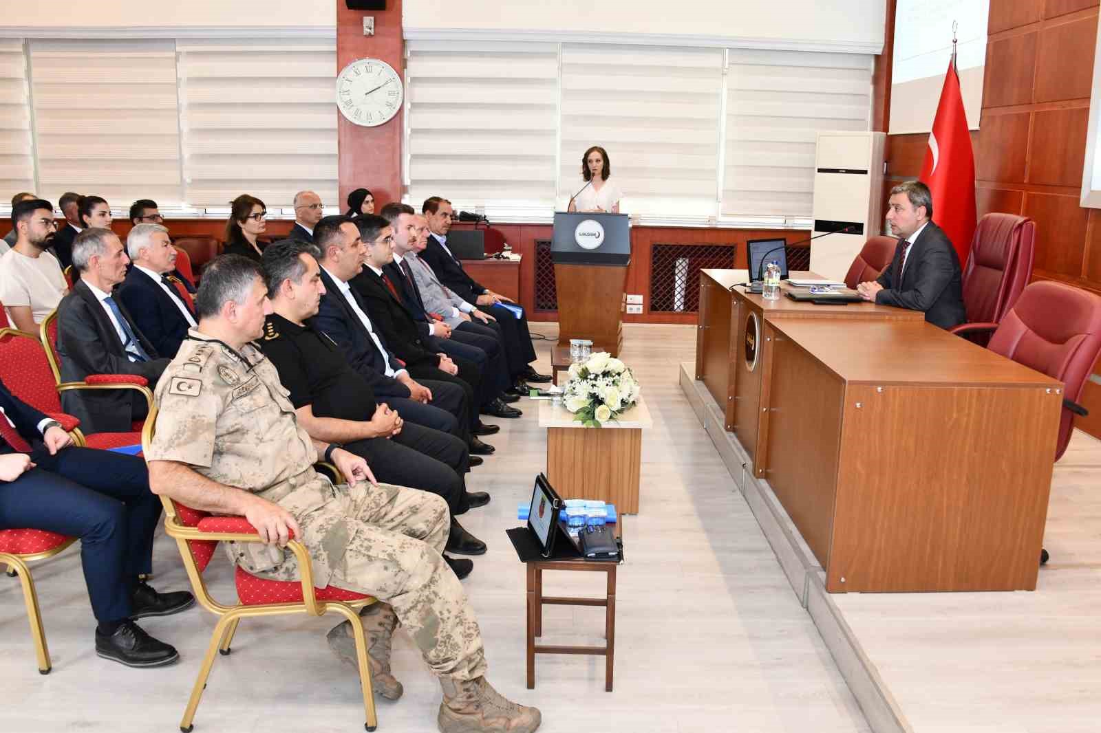 Gümüşhane’de Bağımlılıkla Mücadele Toplantısında Vali Tanrısever’den önemli çağrı
