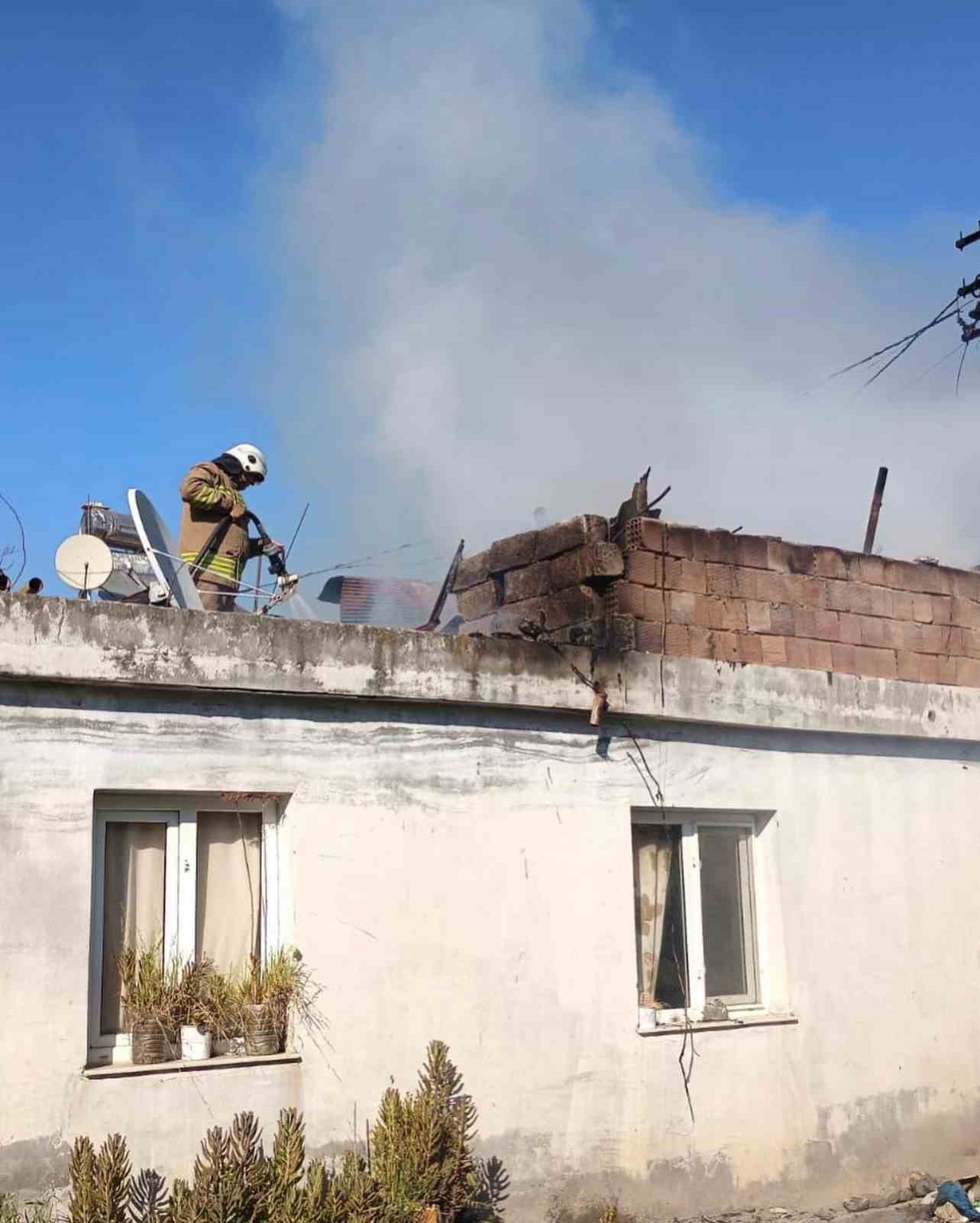 Müstakil evin çatısı alevlere teslim oldu
