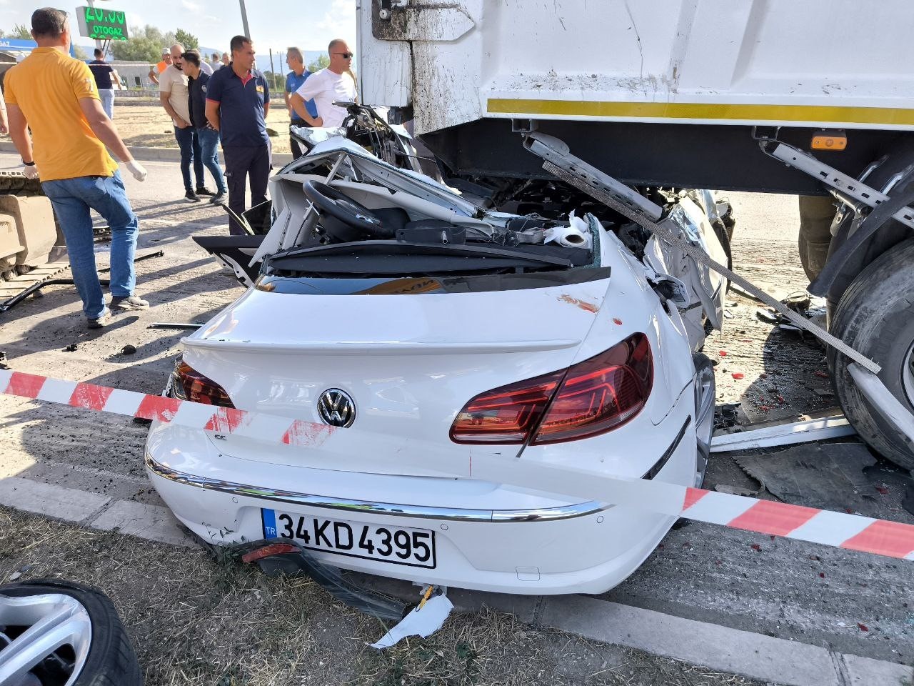 Otomobil kırmızı ışıkta bekleyen araçların arasına daldı: 1 ölü, 3 ağır yaralı
