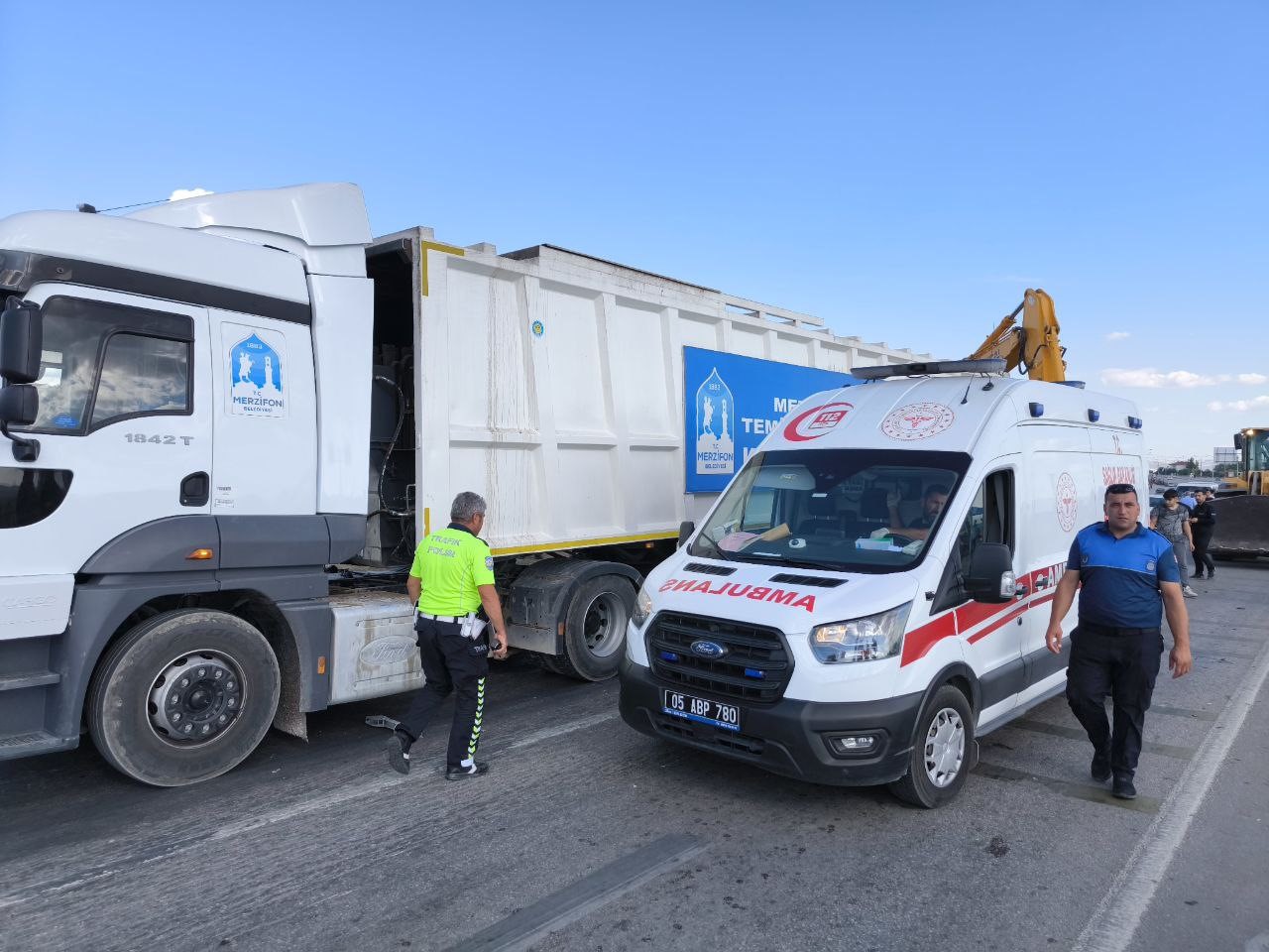 Otomobil kırmızı ışıkta bekleyen araçların arasına daldı: 1 ölü, 3 ağır yaralı
