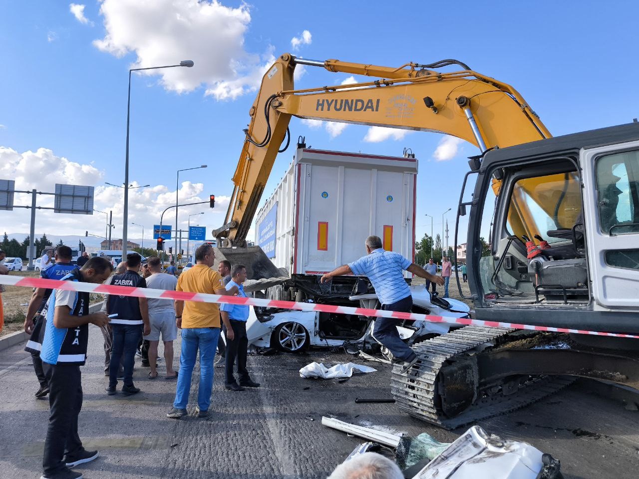 Otomobil kırmızı ışıkta bekleyen araçların arasına daldı: 1 ölü, 3 ağır yaralı
