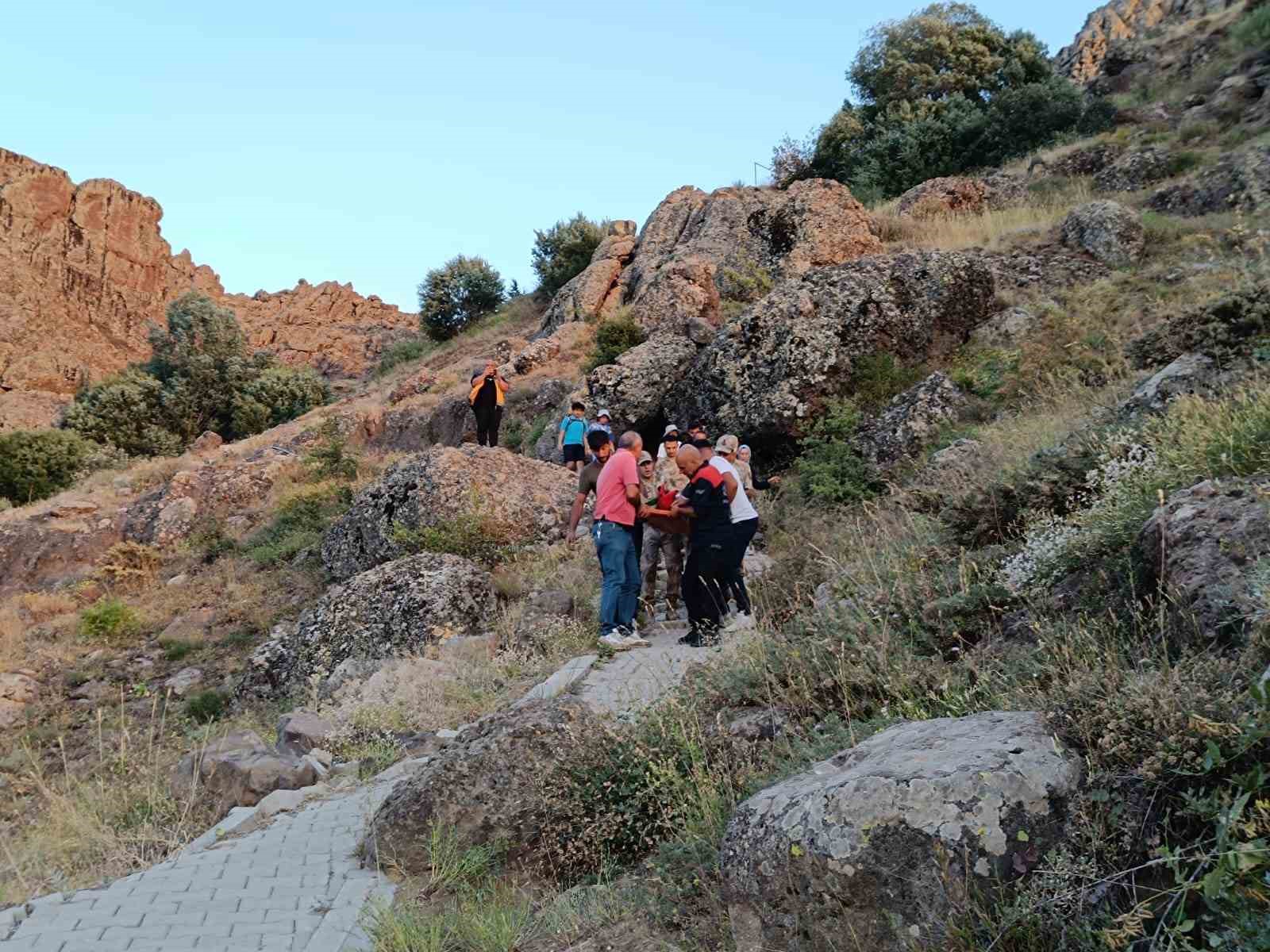 Ziyaretgahta düşerek yaralanan kadın hastaneye kaldırıldı
