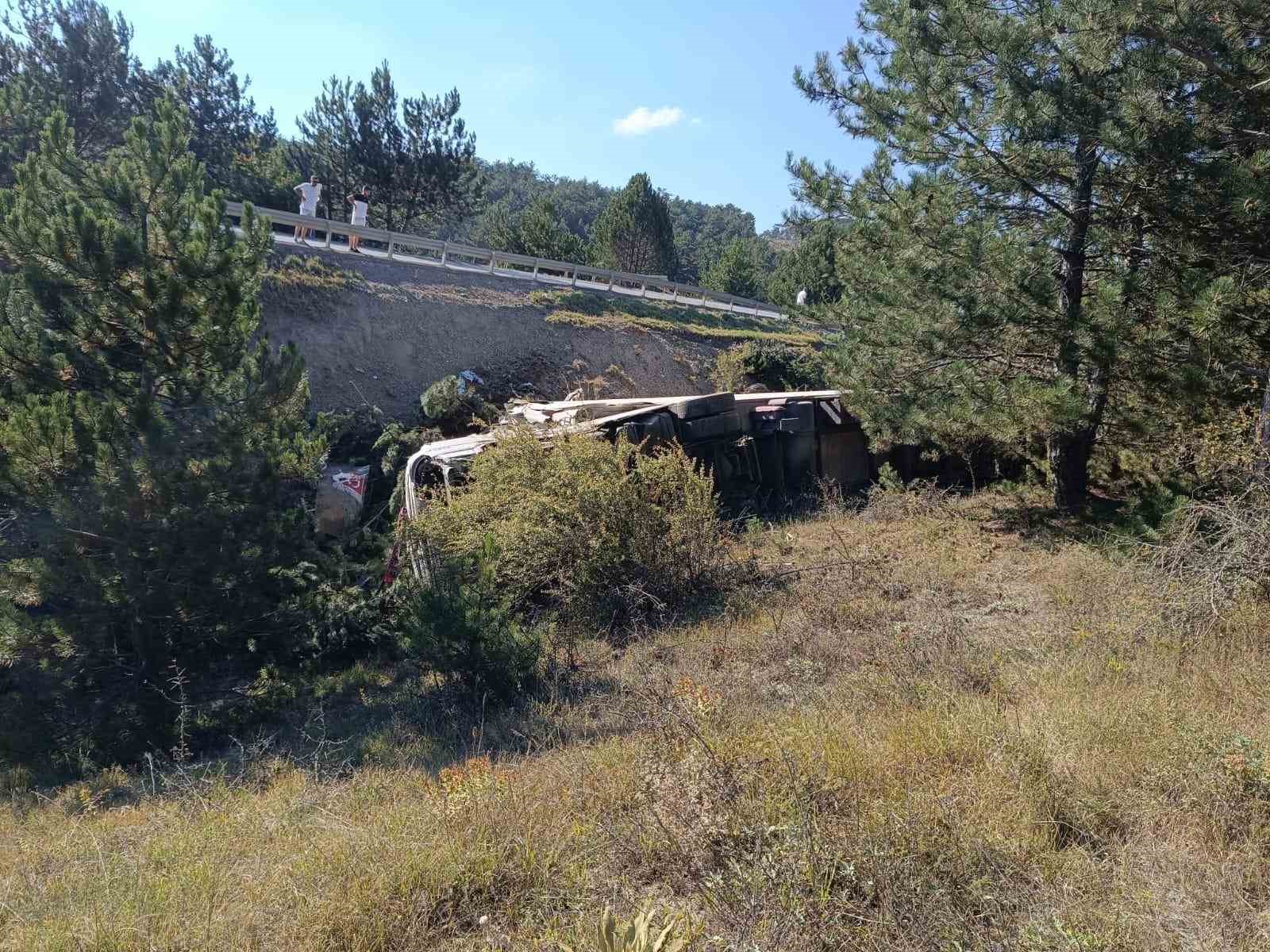 Bolu’da tır şarampole yuvarlandı: 1 yaralı
