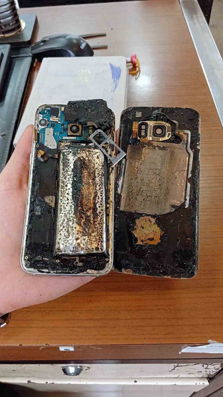 Tamir için dükkana getirilen telefonun bataryası bomba gibi patladı
