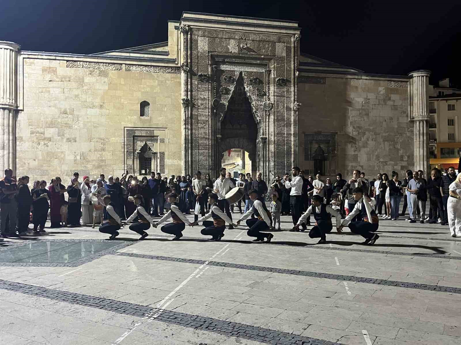 Sivas’ta gurbetçilere halaylı karşılama
