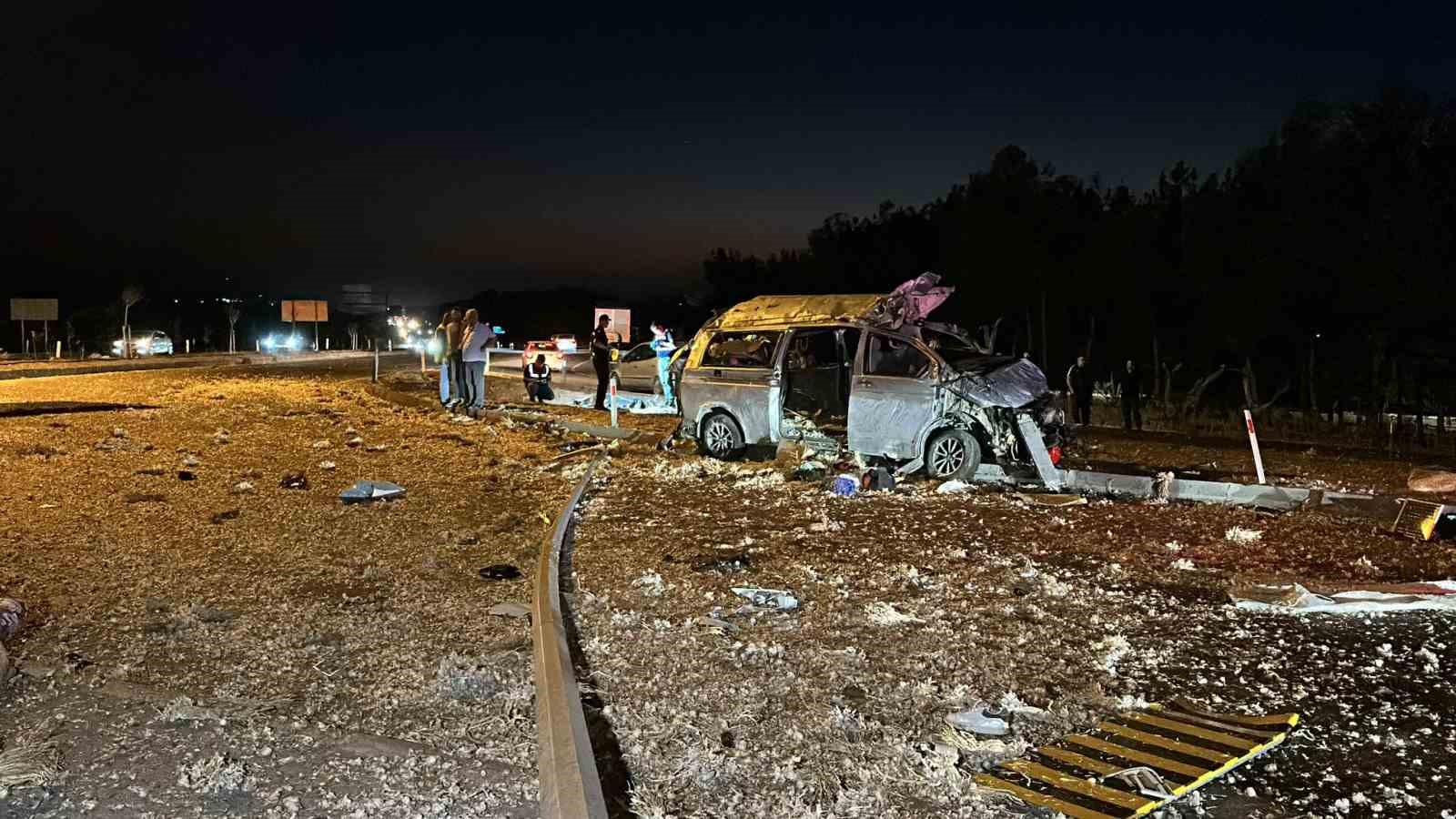 Döner kavşaktan düz karşıya geçen minibüs kaza yaptı: 1 ölü
