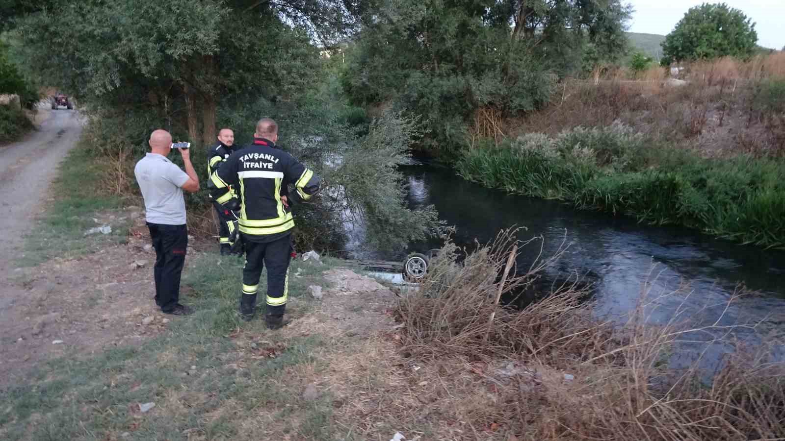 Tavşanlı’da otomobil çaya uçtu: 2 yaralı
