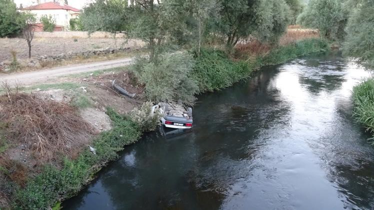 Tavşanlı’da otomobil çaya uçtu: 2 yaralı
