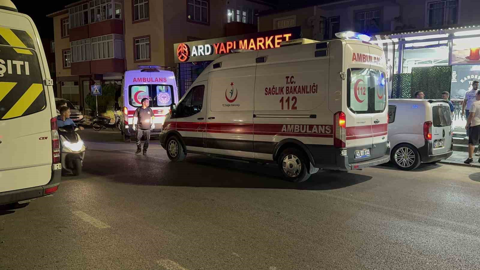 Motosiklet yolun karşısına geçmeye çalışan yayaya çarptı: 3 yaralı
