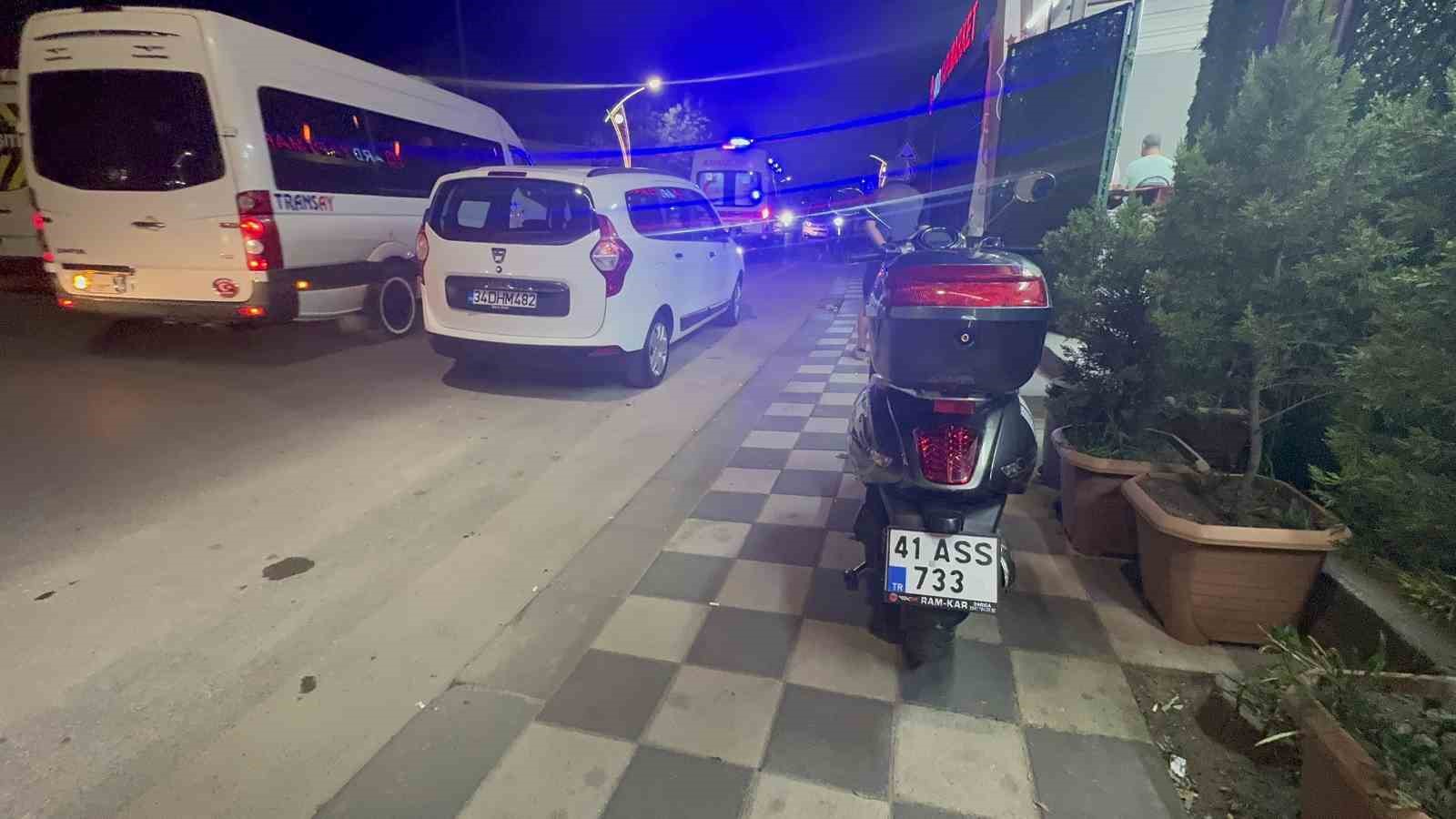 Motosiklet yolun karşısına geçmeye çalışan yayaya çarptı: 3 yaralı
