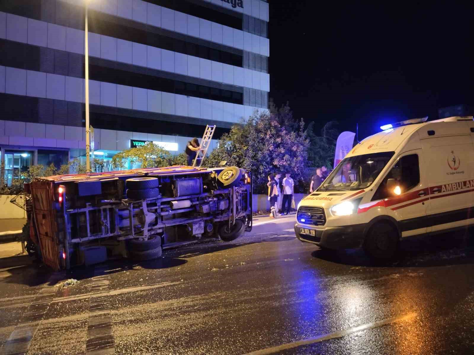 Pendik’te sebze yüklü kamyon devrildi: 2 yaralı
