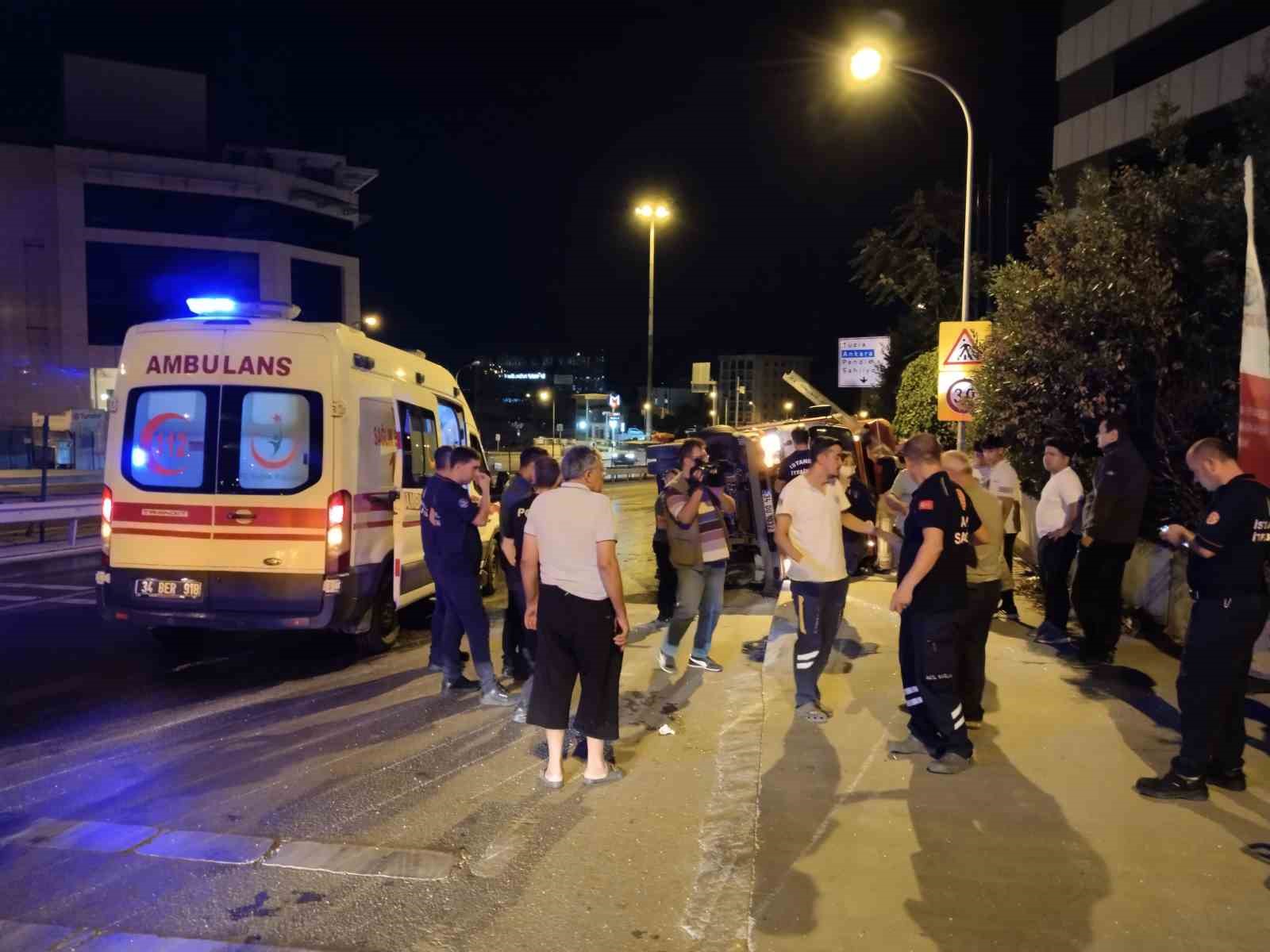 Pendik’te sebze yüklü kamyon devrildi: 2 yaralı
