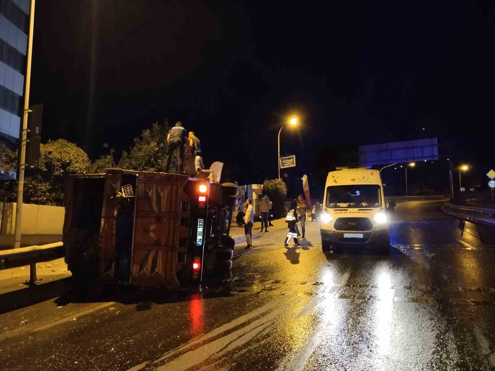 Pendik’te sebze yüklü kamyon devrildi: 2 yaralı
