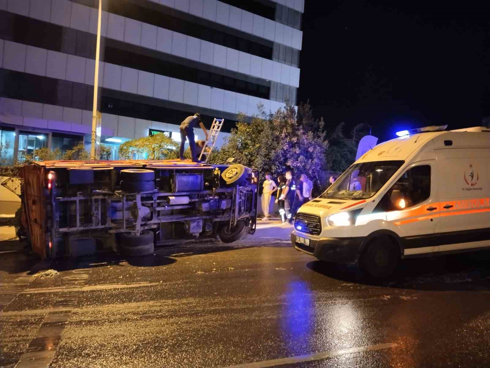 Pendik’te sebze yüklü kamyon devrildi: 2 yaralı
