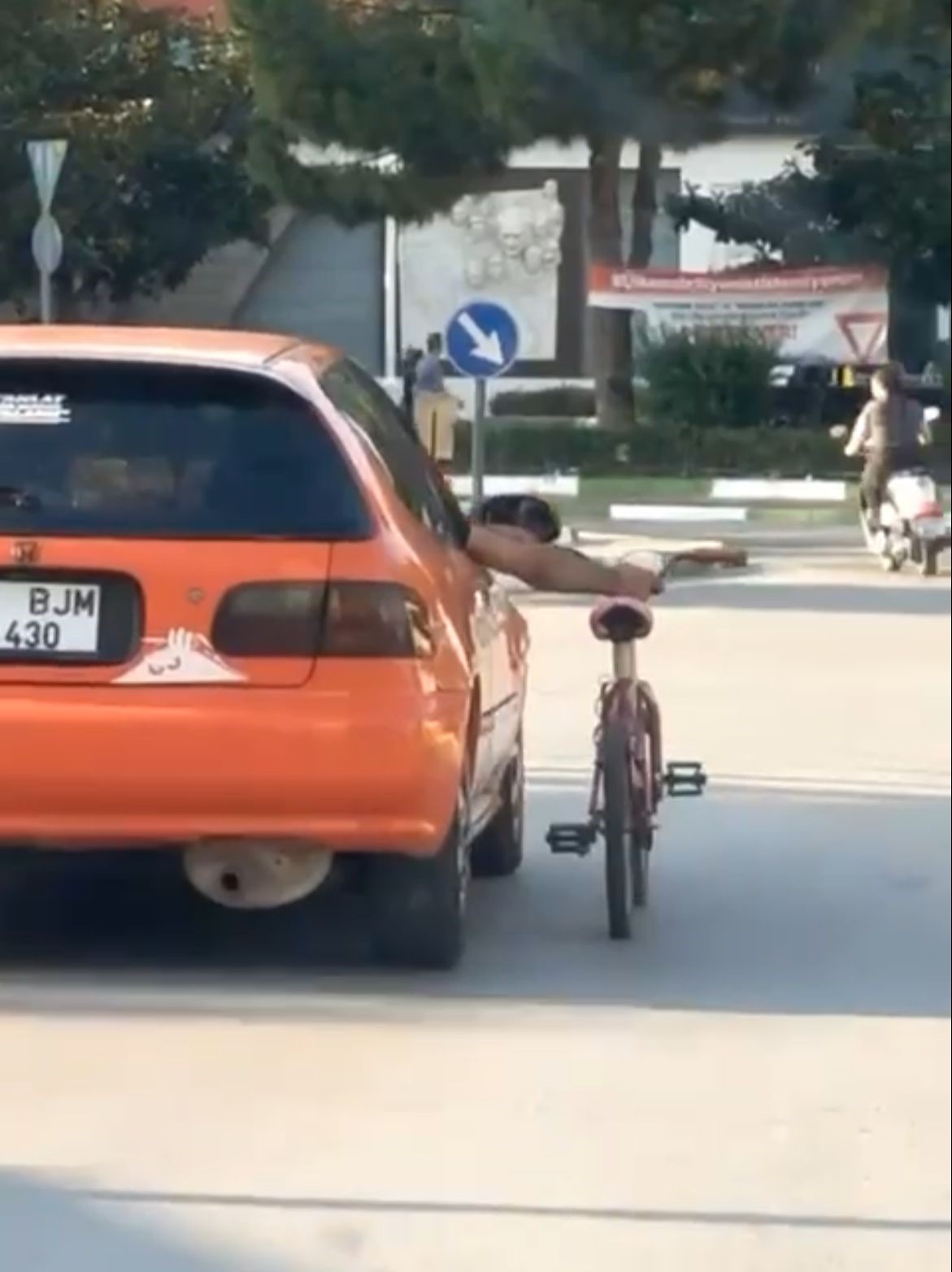 Trafiktekiler şaşkına döndü, ilginç yolculuk kameraya yansıdı
