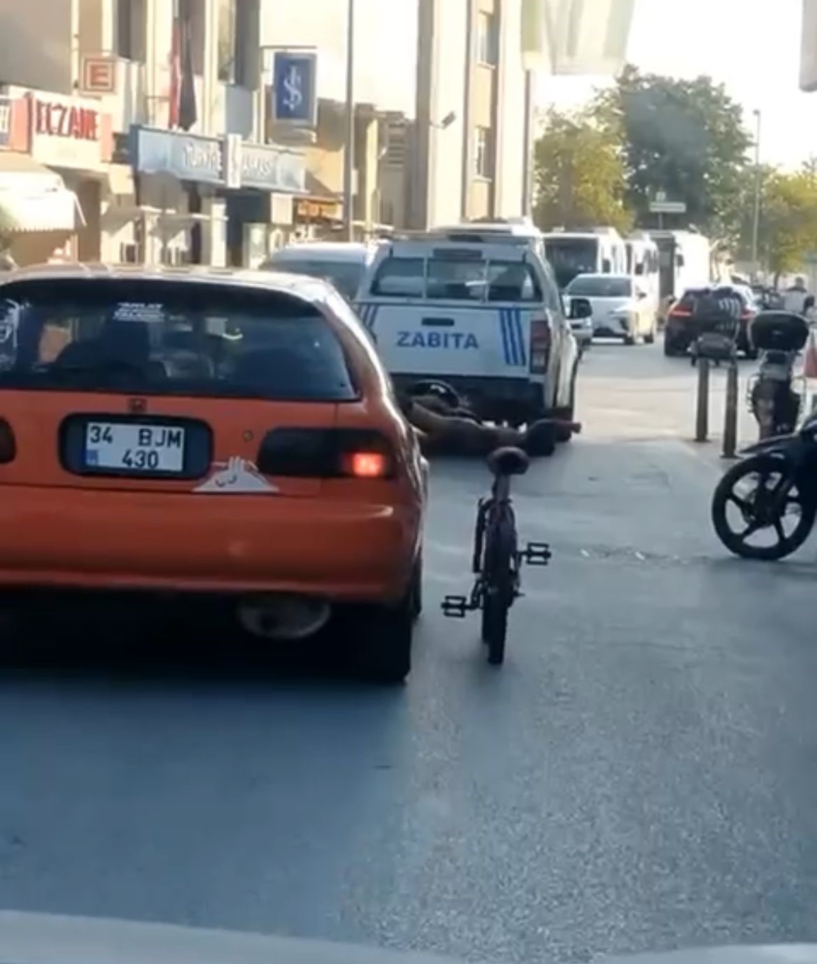 Trafiktekiler şaşkına döndü, ilginç yolculuk kameraya yansıdı
