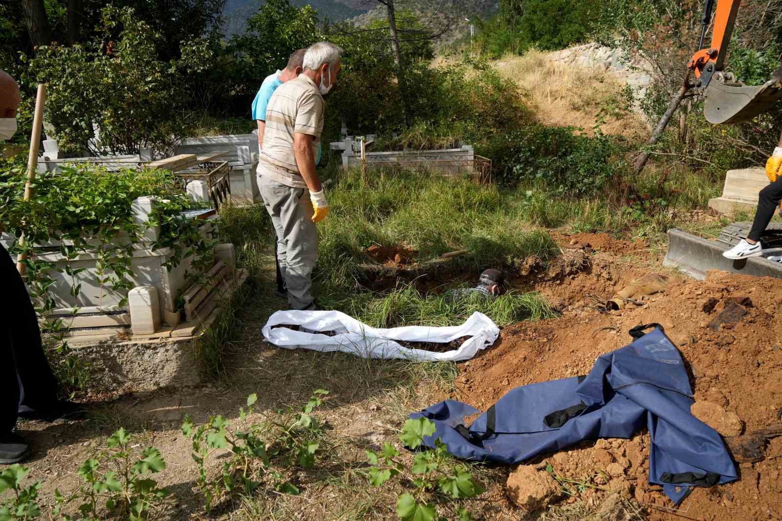 Sular altında kalan mezarlar taşınıyor
