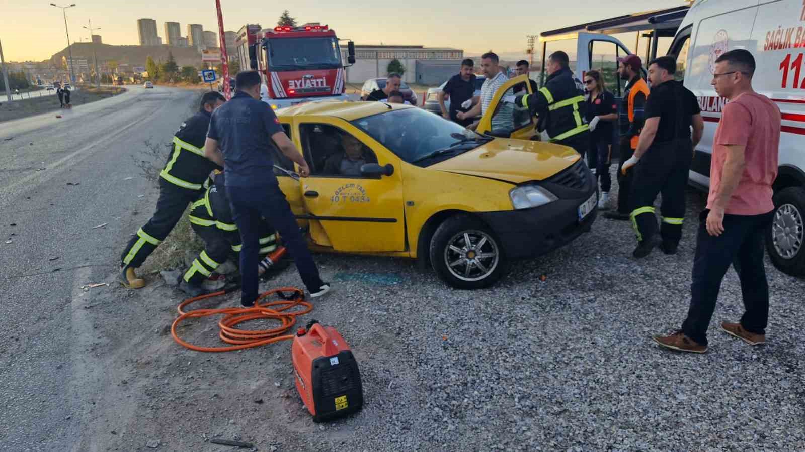 İki ticari taksi çarpıştı: 1 ölü, 2 yaralı
