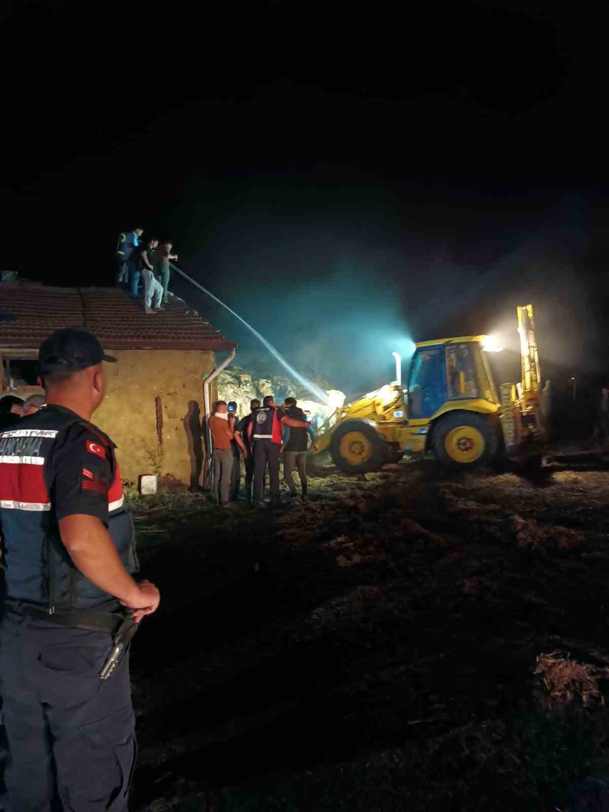 Ampulün patladığı samanlıkta yangın çıktı, küçükbaş hayvan son anda kurtarıldı
