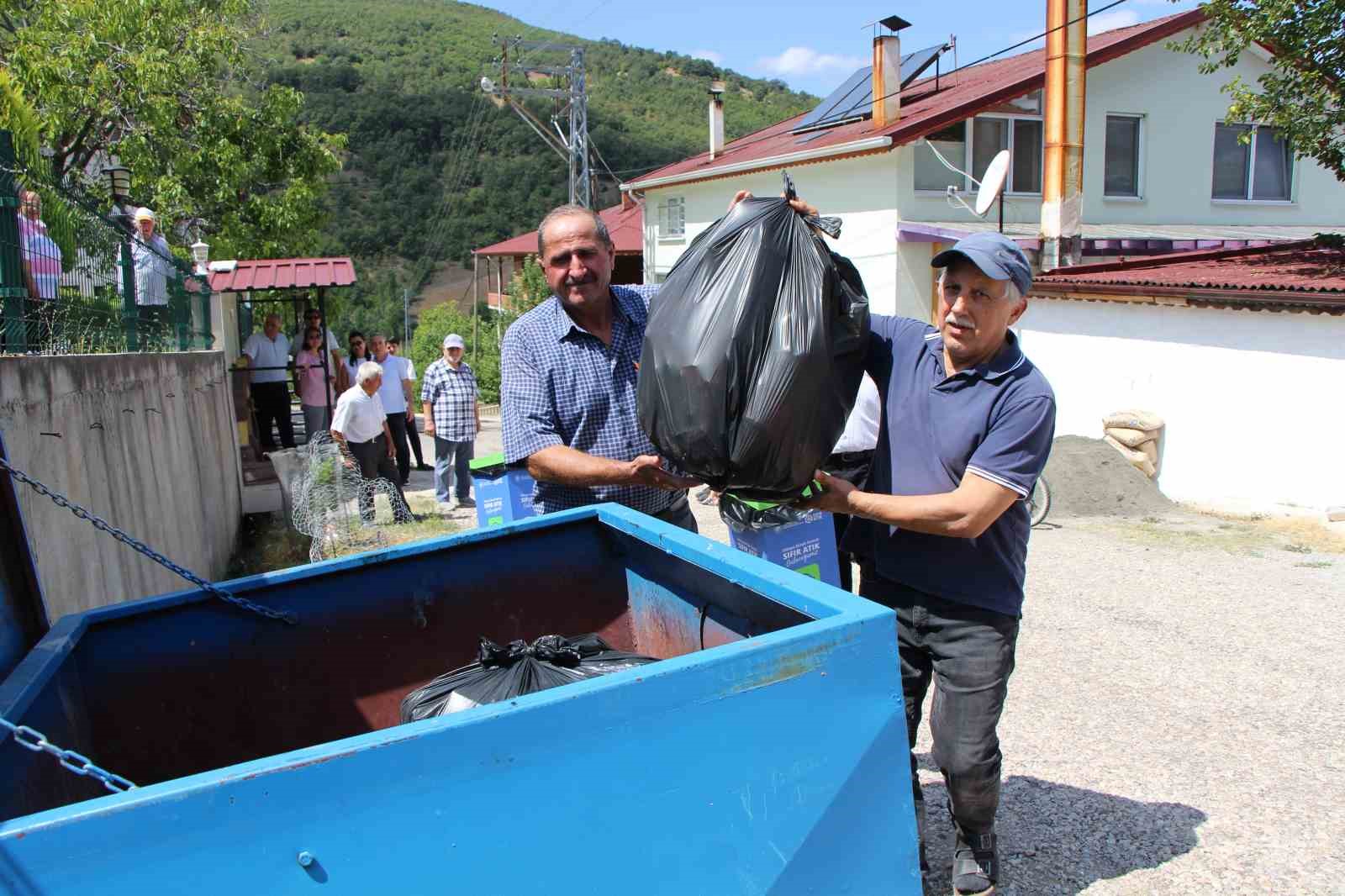 Sıfır Atıkta örnek köy: Her evde geri dönüşüm kutusu
