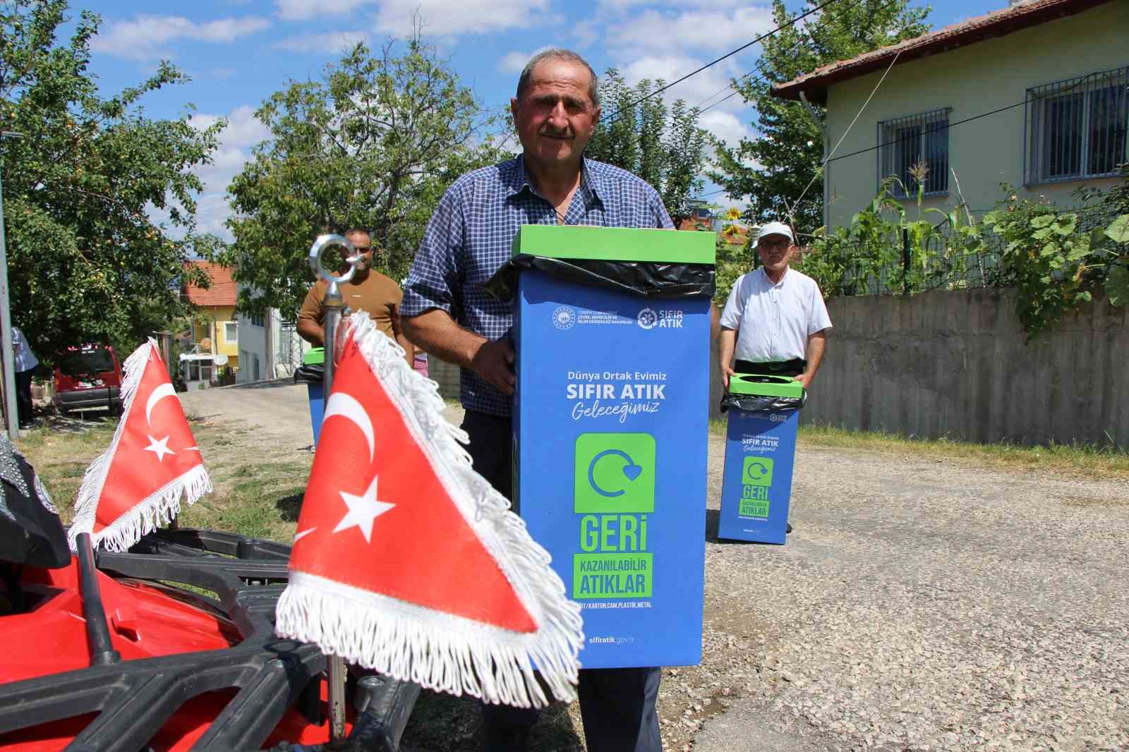 Sıfır Atıkta örnek köy: Her evde geri dönüşüm kutusu
