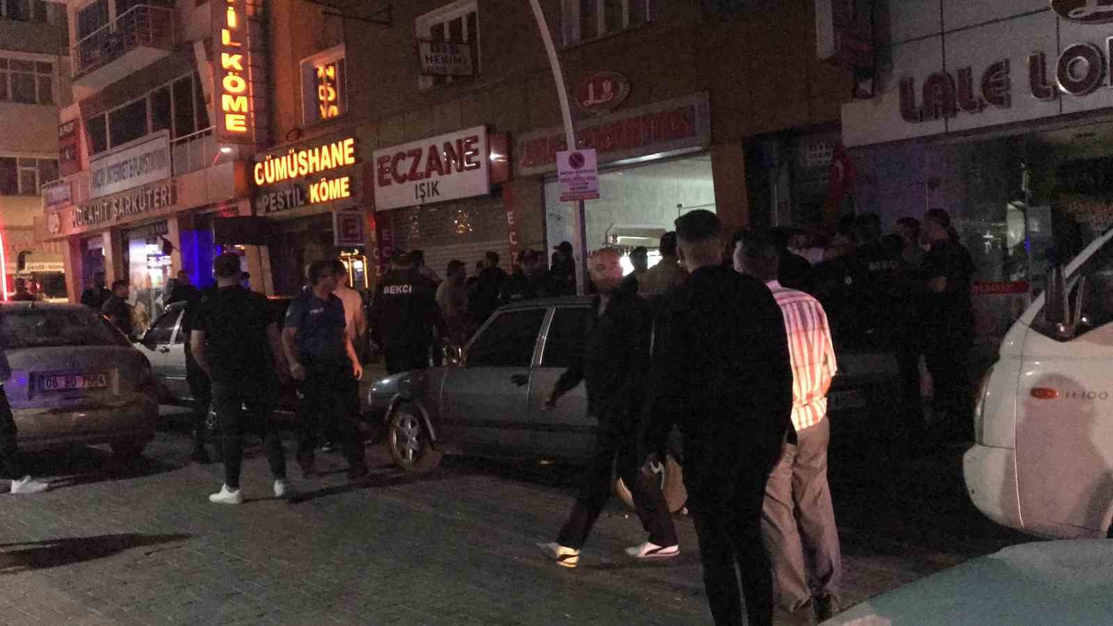 Gümüşhane’de alkollü ilahi dinleme kavgası: 1’i polis 2 kişi yaralı
