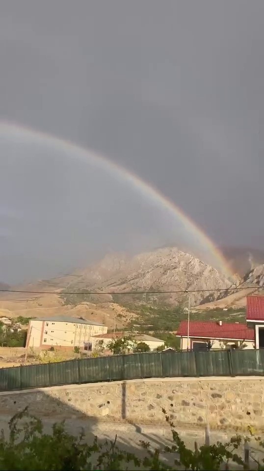 Elazığ’da yağmur sonrası ortaya çıkan gökkuşağı görenleri hayran bıraktı
