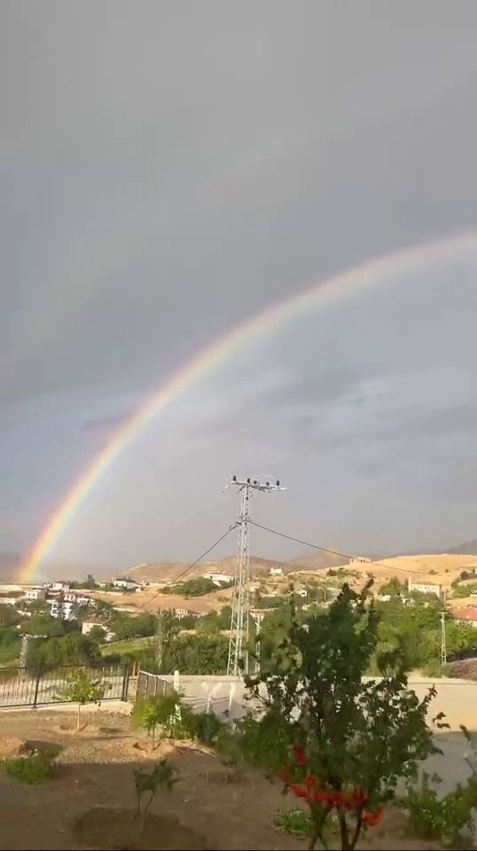 Elazığ’da yağmur sonrası ortaya çıkan gökkuşağı görenleri hayran bıraktı
