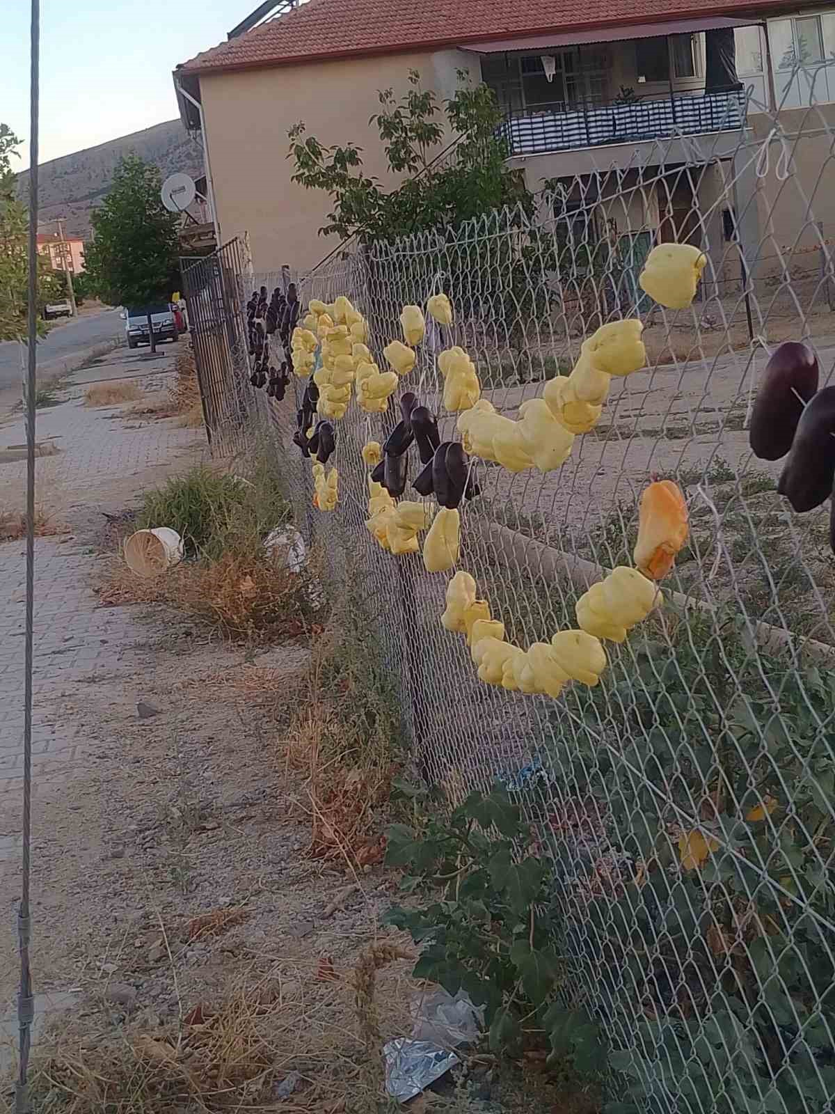 Elazığ’da kurutmalıklar sokakların süsü oldu
