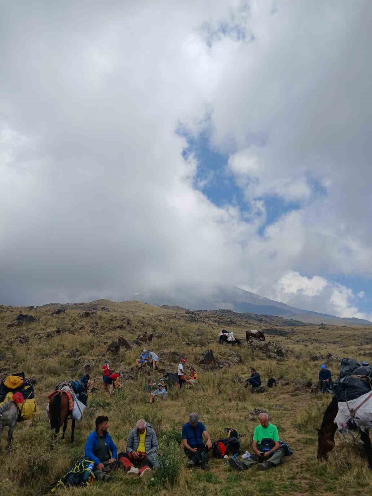 BANDAK Ağrı Dağı’nda Erdinç Yavuz anısına zirve yaptı
