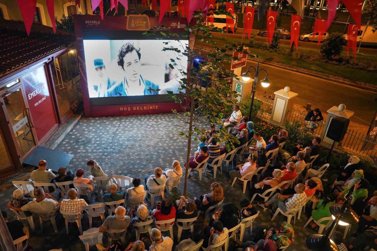 Beyoğlu’nun emeklileri açık hava film gösterimi ile nostalji yaptı
