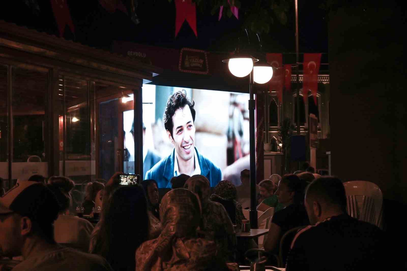 Beyoğlu’nun emeklileri açık hava film gösterimi ile nostalji yaptı
