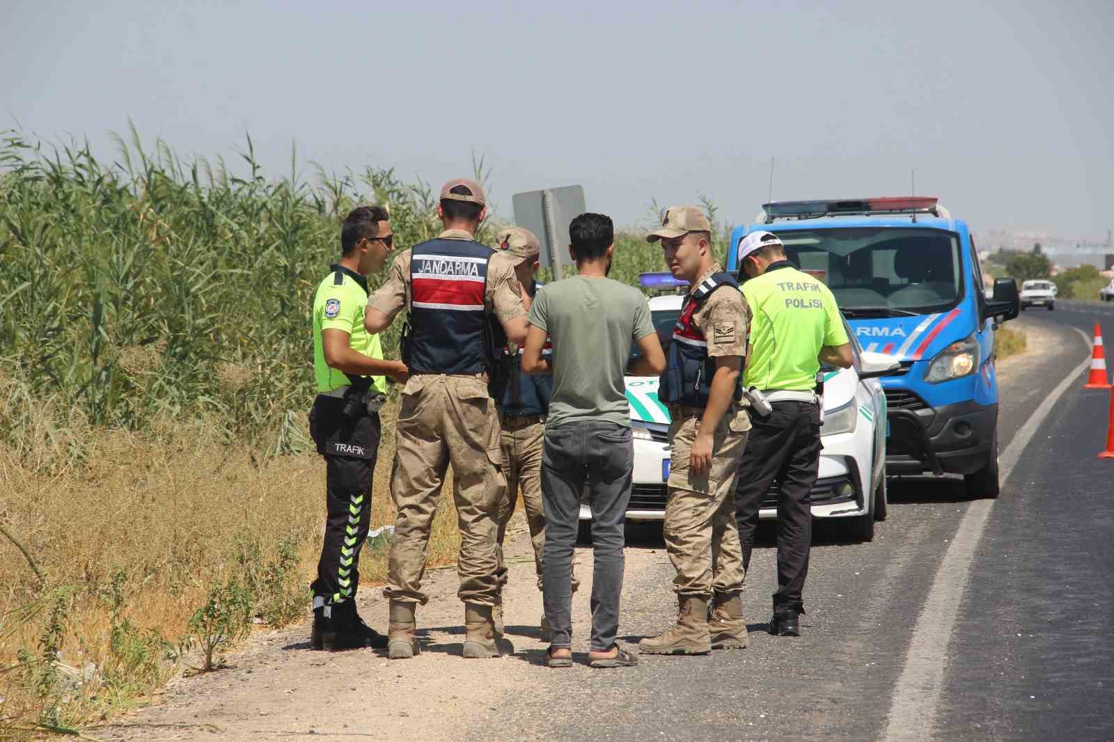 Kanala devrilen kamyonetin sürücüsü yaralandı
