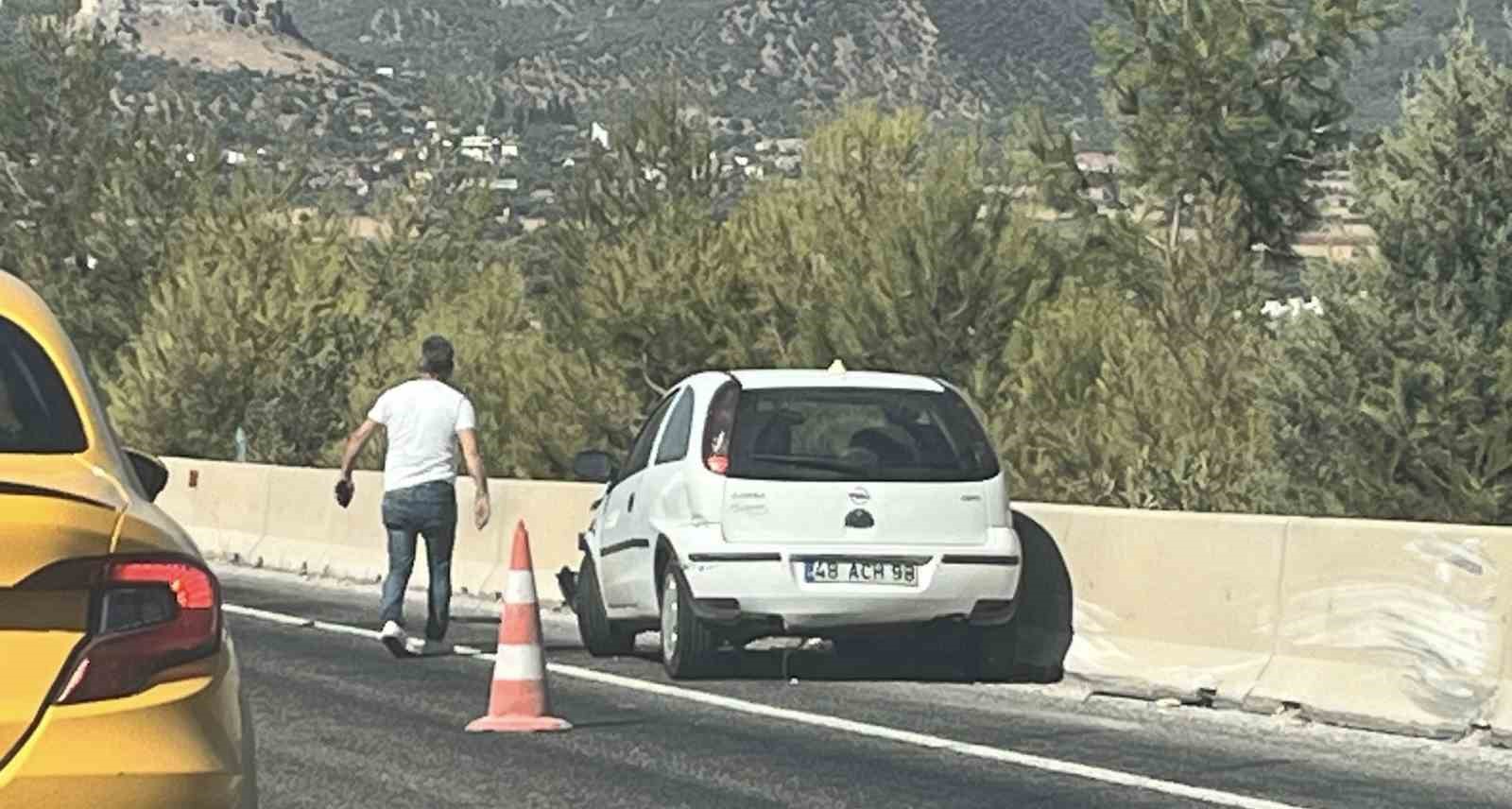 Kaza yapan araçtan dökülen yağ, diğer araçların da kaza yapmasına neden oldu
