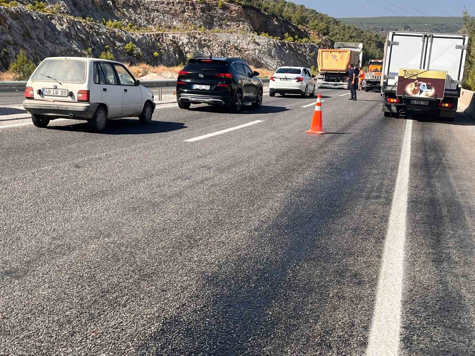 Kaza yapan araçtan dökülen yağ, diğer araçların da kaza yapmasına neden oldu
