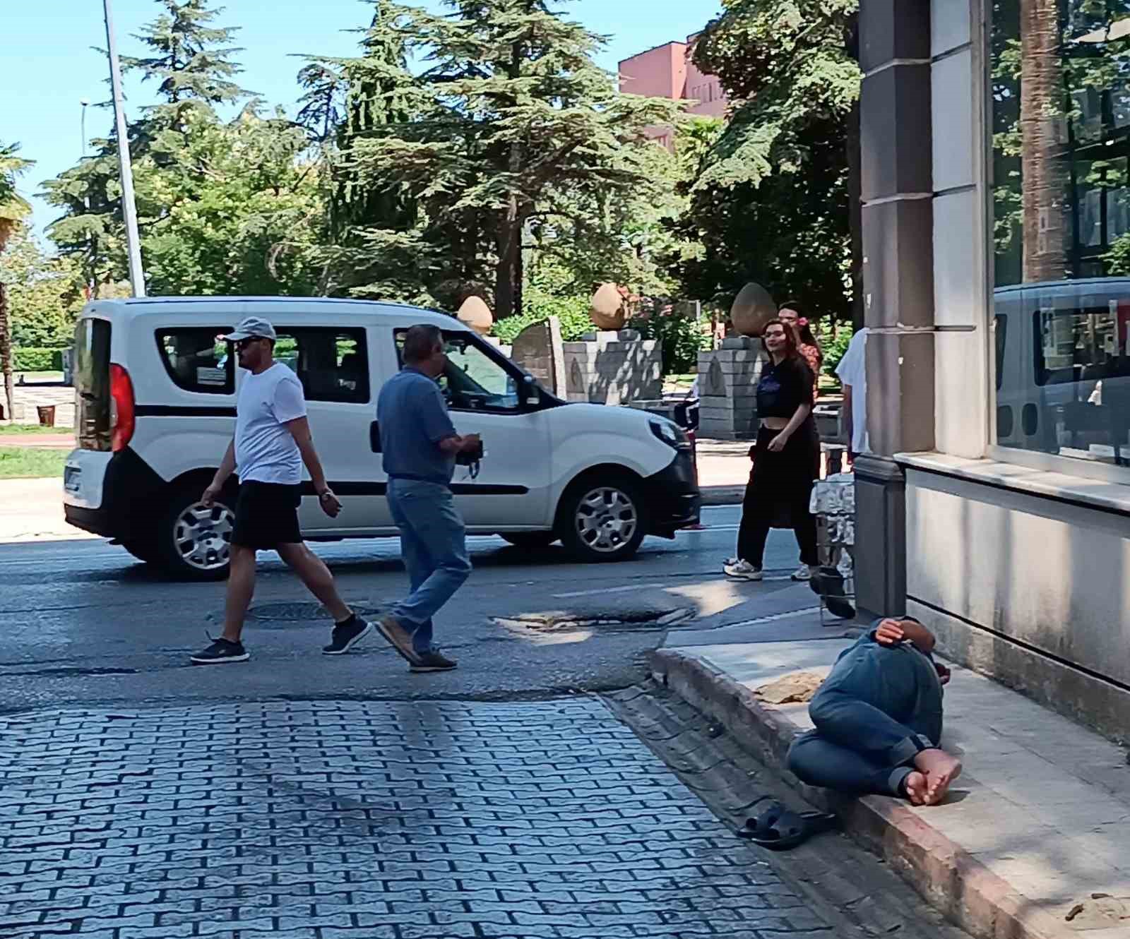 Kaldırım üzerinde uyuya kaldı, ekipler seferber oldu
