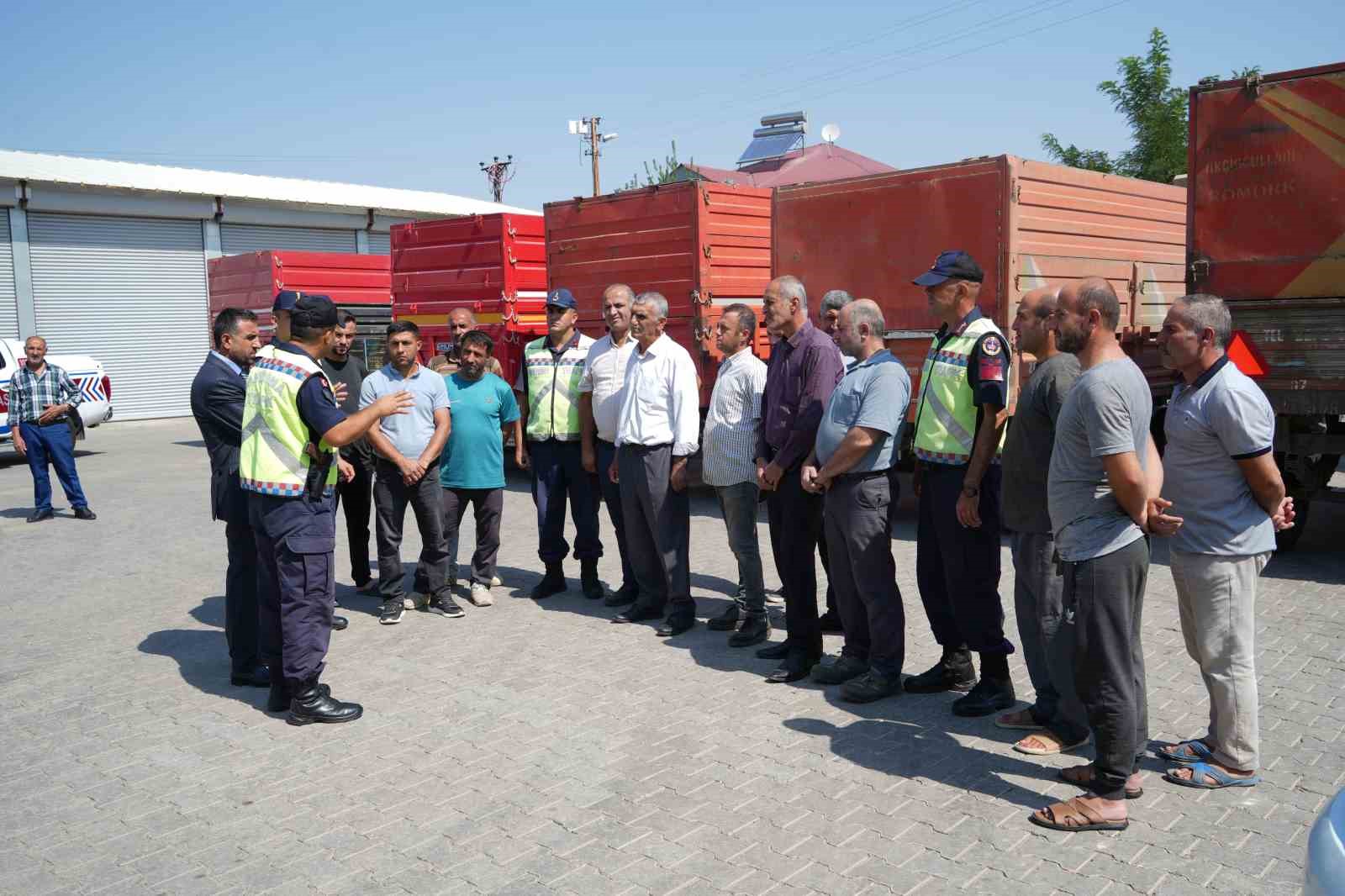 Muş’ta 400 traktör römorkuna reflektör takıldı
