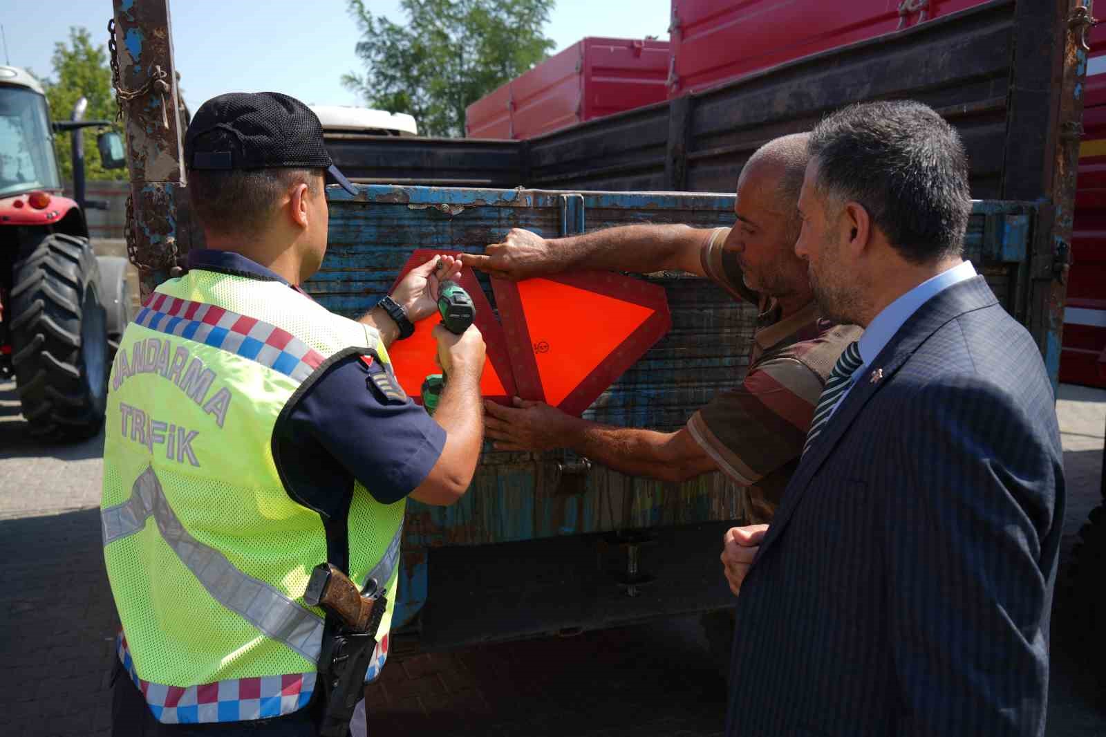 Muş’ta 400 traktör römorkuna reflektör takıldı
