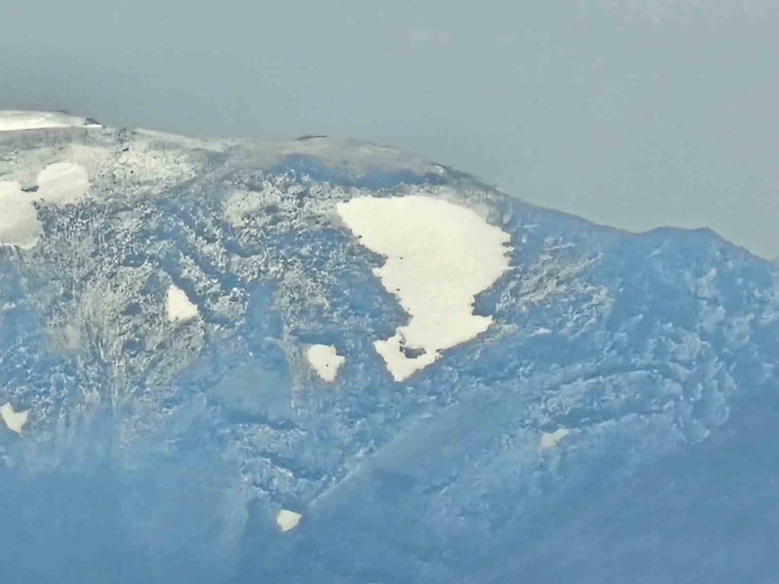 Süphan Dağı’nda Ağustos ayının ortasında kar sürprizi
