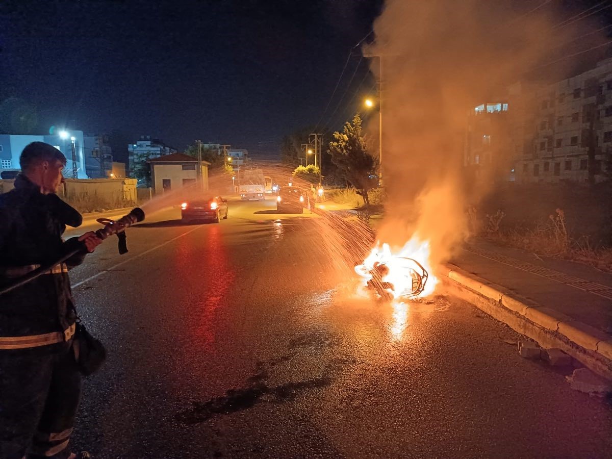 Seyir halindeki motosiklet alev aldı
