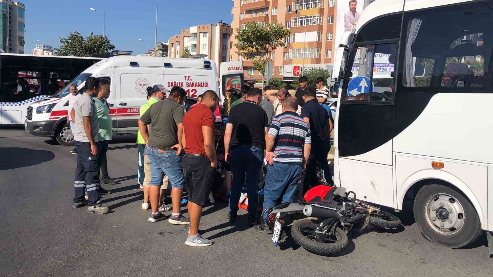 Minibüsle çarpışan 14 yaşındaki motosikletlinin ağır yaralandığı kaza kamerada
