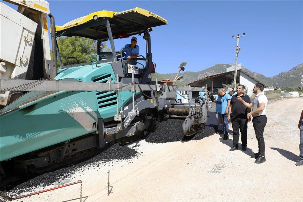 Alanya Belediyesi’nden Oba Mahallesi’ne sıcak asfalt
